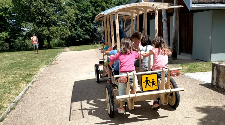 Le Woodybus, le moyen de transport collectif et collaboratif qui emmène les enfants à l'école • © Humbird