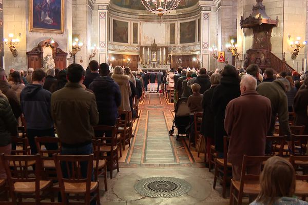 Les fidèles appelés à donner pour chauffer les églises. En pleine crise énergétique, les lieux de culte, mal isolés, sont aussi confrontés à des factures qui explosent. En Loire-Atlantique, le diocèse lance ce mois-ci une campagne d'appel aux dons. • © Frédéric Grunchec