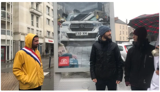 Des fausses pub pour SUV, histoire de rappeler la pollution générée par ces véhicules et leur rôle dans le déréglement climatique. • © Sandrine Gadet-France3 Pays de la Loire