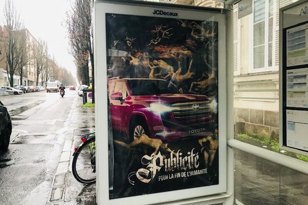 Une campagne de pub anti SUV dans le centre ville de Nantes pour appeler à légiférer contre la promotion des voitures individuelles • © Sandrine Gadet-France3 Pays de la Loire