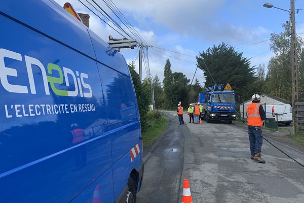 Intervention des techniciens d'Enedis sur une ligne endommagée, photo d'illustration • © Enedis