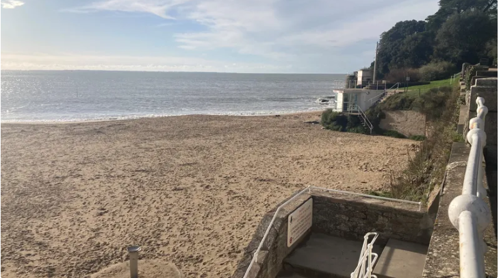 Des arrivées de microbilles de plastique ont été constatées sur la plage de la Noëveillard, à Pornic. • © France Télévisions David Jouillat