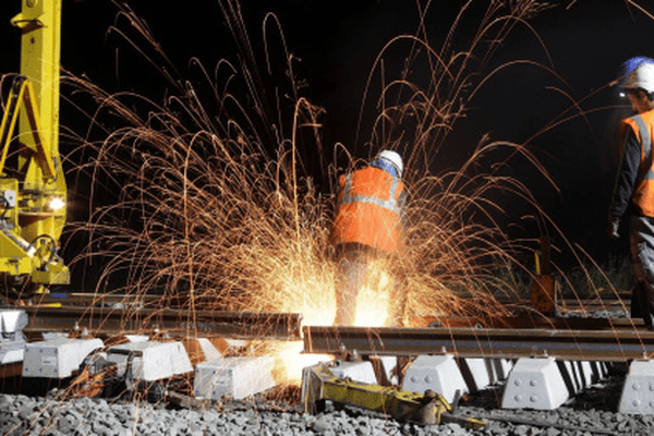 SNCF Réseau lors d'un changement d'aiguillage en gare de Montaigu (Vendée) en 2019 • © SNCF Réseau