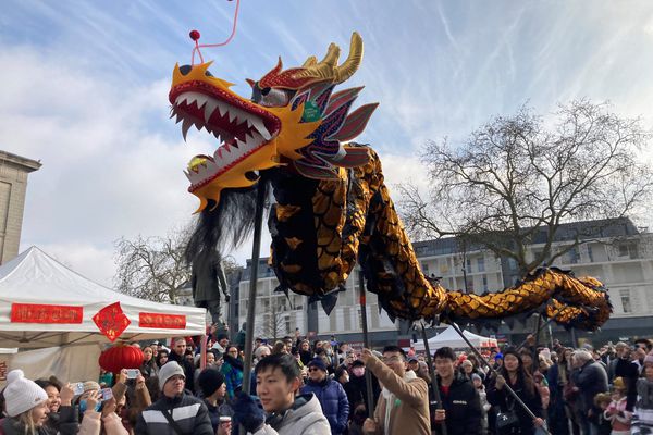 Un dragon dans le centre-ville de Nantes à l’occasion du Nouvel An chinois