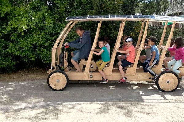 VIDÉO. Le Woodybus, le moyen de transport collectif, écolo et collaboratif qui emmène les enfants à l’école