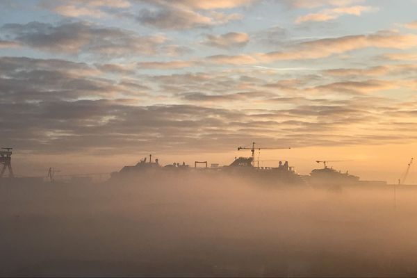 Saint-Nazaire dans la brume au lever du jour • © Myriam N'Guenor-France Télévisions